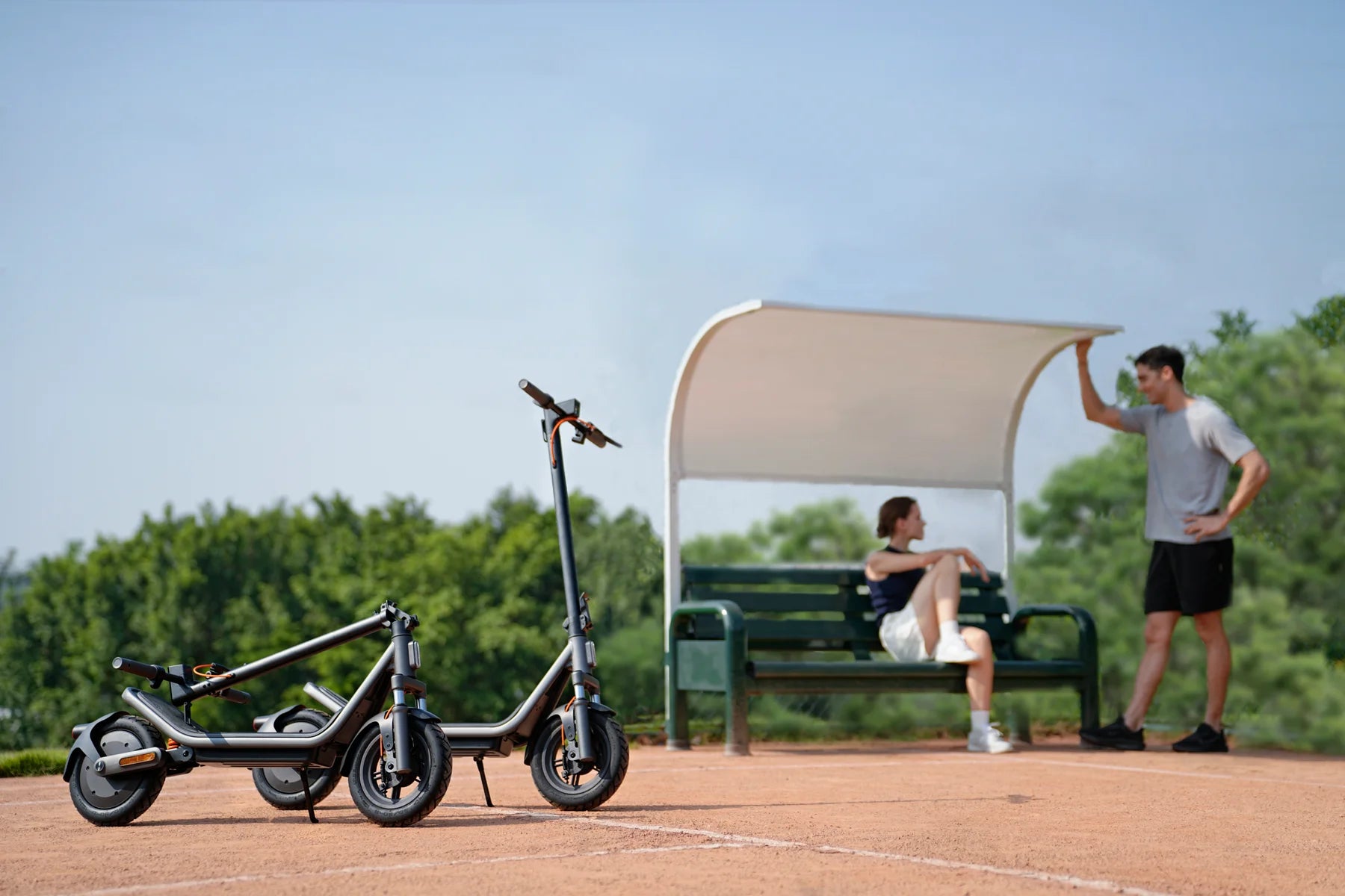 Opgevouwen Xiaomi Electric Scooter 6 die wordt meegedragen