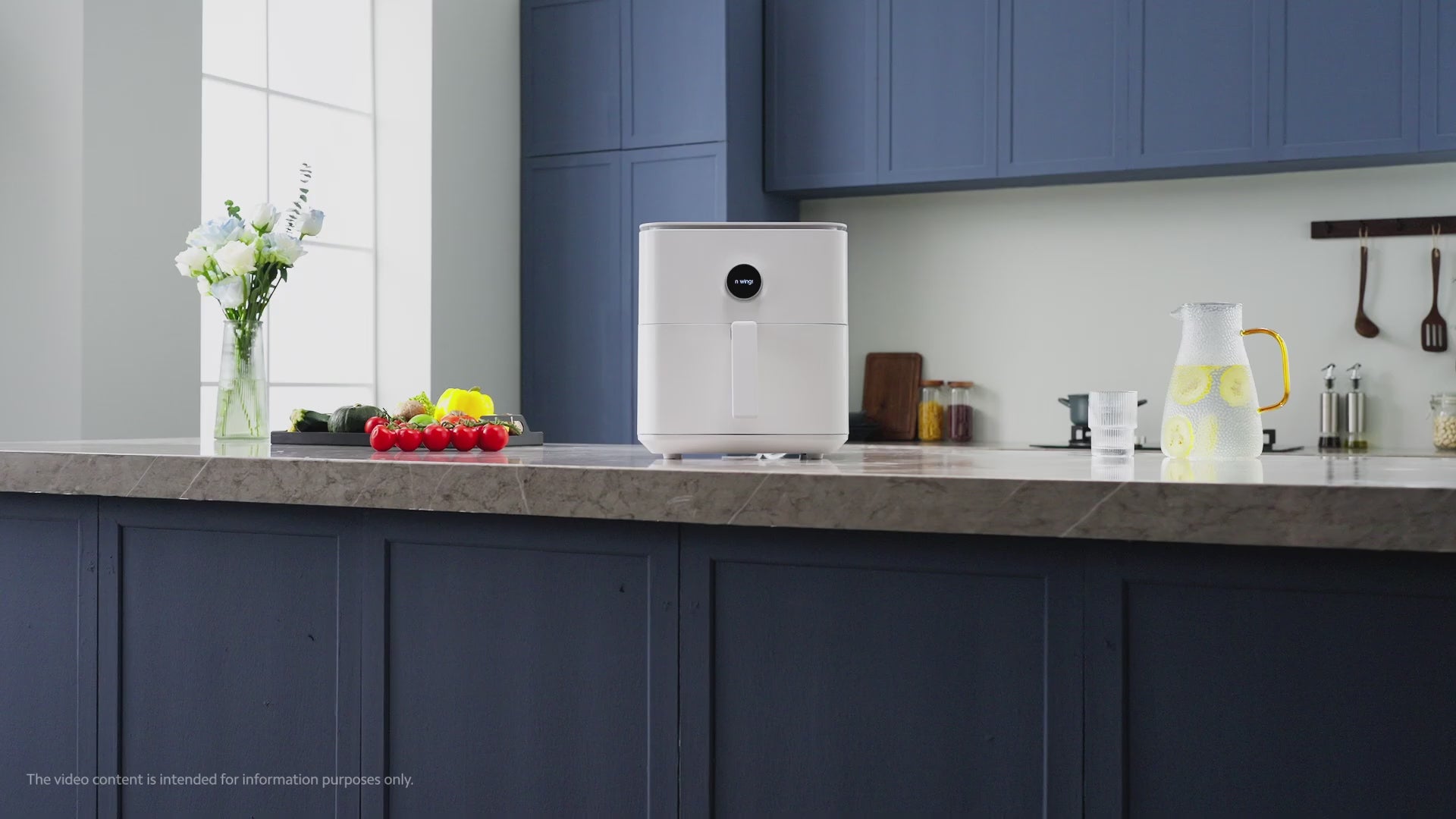 Loading video: YouTube thumbnail: Xiaomi Airfryer 6.5L met goudgele gerecht en "6.5L CAPACITY" badge