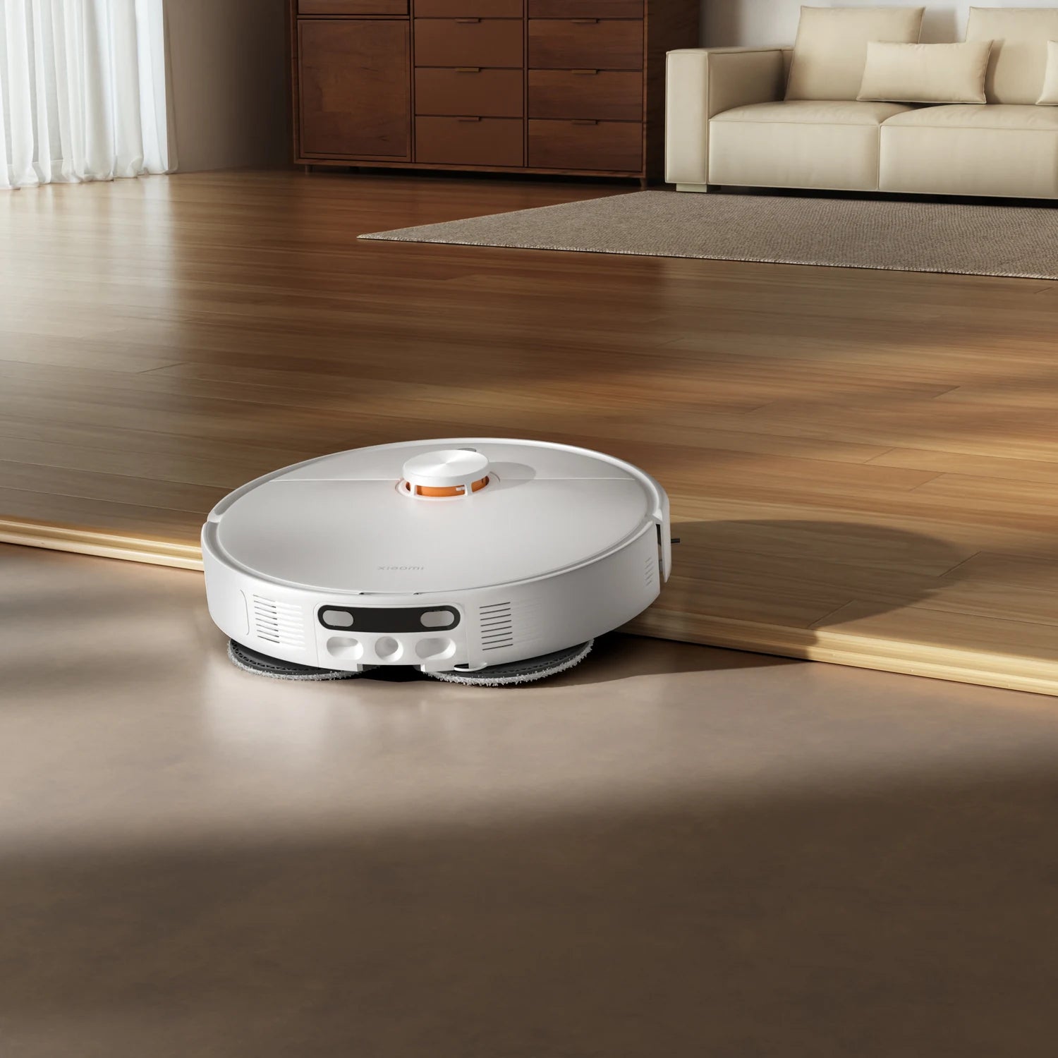 Xiaomi Robot Vacuum H50 robotstofzuiger stofzuigt en dweilt een houten vloer in de woonkamer