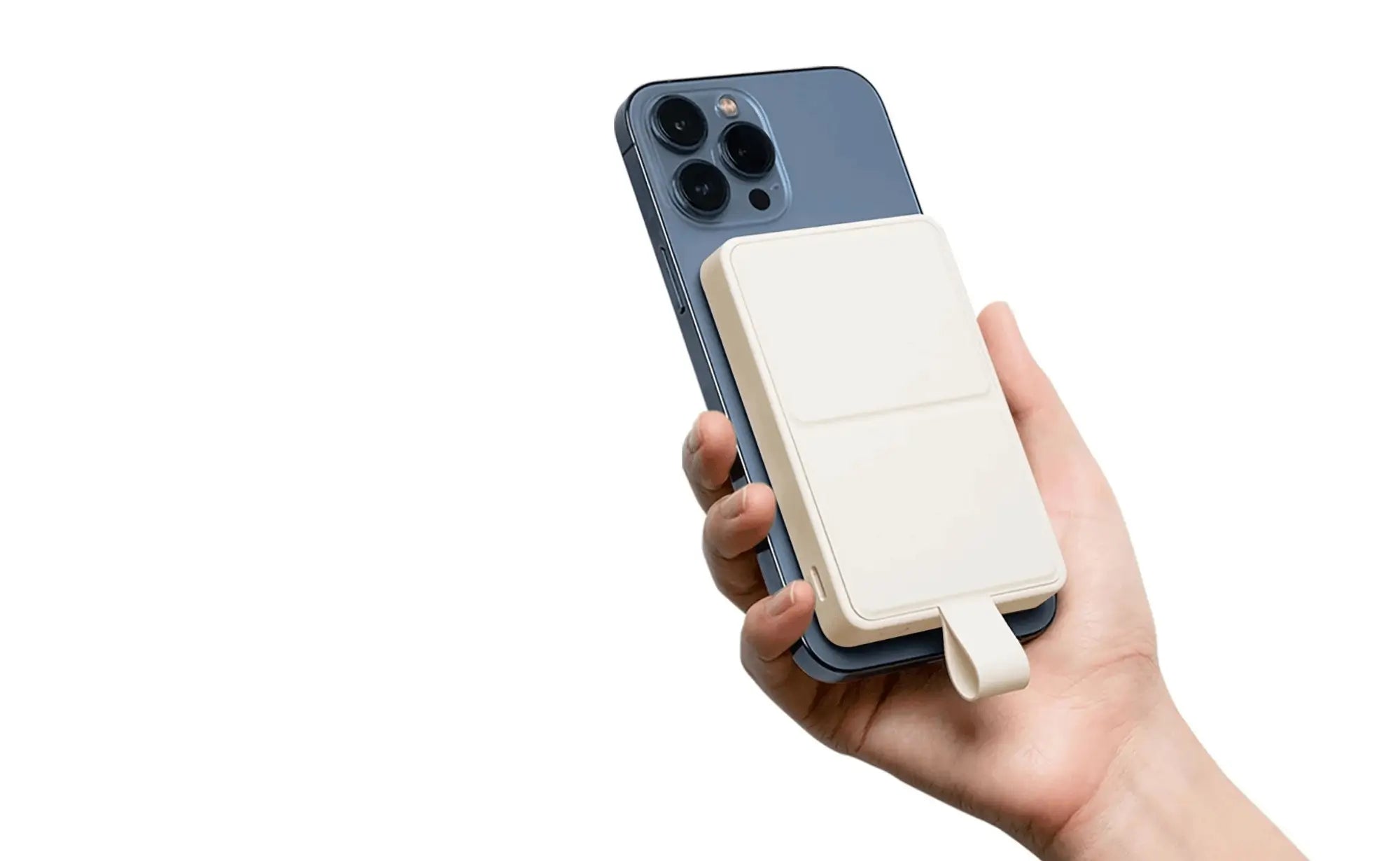 Beige Xiaomi magnetische wireless powerbank met mag-safe montage aan de achterkant van een iPhone